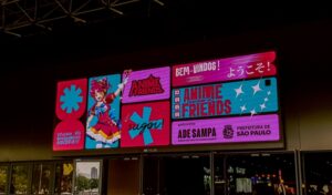 Painel eletrônico na entrada do Anime Friends 2025.