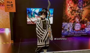 Cosplay de Obanai Iguro feito por Lua Zanlorenzi.