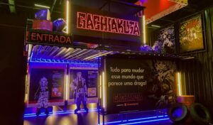 Espaço dedicado a Gachiakuta no estande da Crunchyroll no Anime Friends 2025.