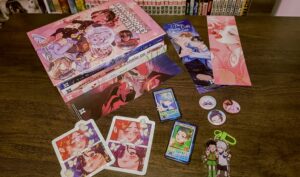 Quatro histórias BL, sendo um mangá, um manhwa e duas brasileiras. Bottons, chaveiro, adesivos e marcadores de páginas.