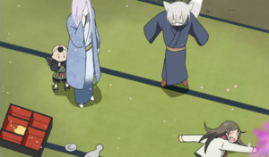 Captura de tela do anime Kamisama Hajimemashita. A imagem é dos personagens Tomoe, Nanami, Botanmaru e Suirou.