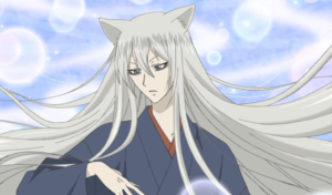 Captura de tela do anime Kamisama Hajimemashita. A imagem é de Tomoe, o protagonista. Ele tem cabelo branco e orelhas de raposa. O título faz parte dos meus animes shoujo favoritos.