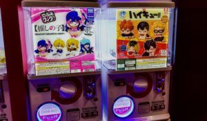 Máquinas de gacha de Oshi no Ko e Haikyu!!.