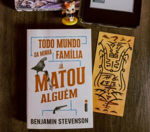 Livro Todo Mundo da Minha Família já Matou Alguém de Benjamin Stevenson, que li com o meu clube do livro.